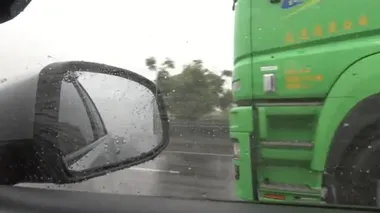 Tehlike Rüzgarları ve Yağmuru Tayfun Pov 4K ile sürüyor. Kötü hava koşulları ve güçlü yağmurlu hava ile bir otoyolda araba sürüyor.