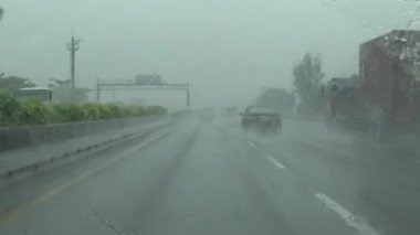 4K kasırgalı ve şiddetli yağmurlu POV, Tayvan 'ın kuzeyindeki otobanda kuzeye gidiyor. Tayfun günü Taipei 'ye giden bir araba yolda ilerliyor. Dan.