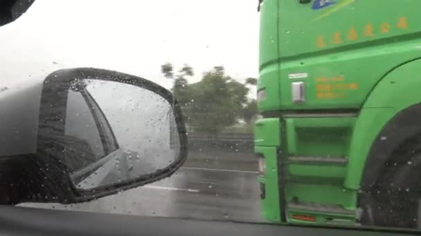 ハリケーンの風と雨 台風4号で運転中 4K自動車は悪天候で高速道路を走行し 強い雨 — ストック動画