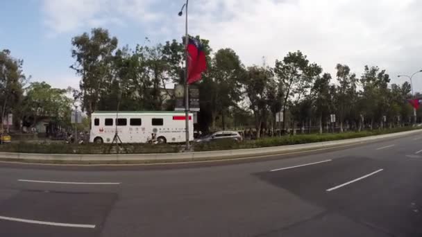 台北市 10月 2015 台北市 ダンで台湾の旗を持つ通りでの交通のGopro旅行 — ストック動画