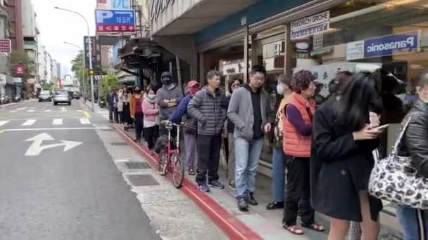 Taipeh Taiwan Februar 2020 Menschen Stehen Der Apotheke Schlange Chirurgenmasken — Stockvideo