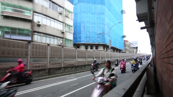 Taipei Taiwan Mei 2016 Traffic Motorbikes Rijden Weg Gaan Werken — Stockvideo