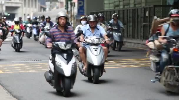 Taipei Taiwan May 2016 Traffic Motorbikes Driving Road Work Busy — Stock Video