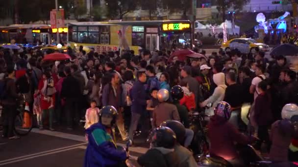 Taipei Taiwan Fevereiro 2017 Vista Calçada Pessoas Andando Multidão Cruzando — Vídeo de Stock