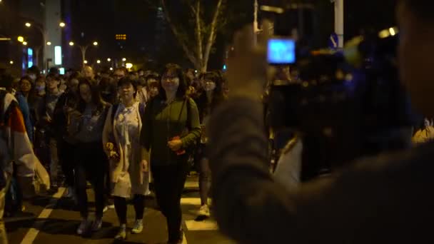 2017年3月29日 4K亚洲男性新闻摄影师 手持摄像机拍摄行人在高峰时间走过马路 它在台北 丹市的一个交叉口工作 — 图库视频影像