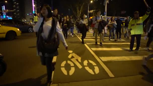 Taipei Taiwan Mars 2017 Sidewalk View Walking Crowd People Crossing — Stockvideo