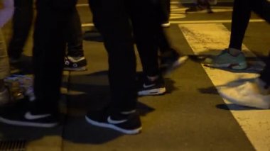 Taipei, Tayvan-29 Mart 2017: 4 K kaldırım manzaralı caddeden geçen kalabalığın ayakları ve bacakları. Yayalar yolun karşısına yürür. Asyalı kalabalıklar gece kalabalık bir şekilde yol ayrımında ilerliyorlar.
