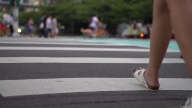 Taipei, Tayvan-13 Ağustos 2017: 4 K yayalar kalabalık Taipei şehrinin işlek kavşağında karşıdan karşıya geçiyor. Asyalı insanlar ve turistler Tayvan 'ın en işlek yollarında yürüyorlar. Xinyi Bölgesi-Dan