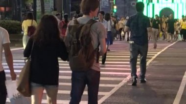 Taipei, Tayvan-22 Haziran 2016: 4K Asyalı ve Turistler Taipei City-Dan 'de Gece Ximen Distric' te karşıdan karşıya yürüyorlar