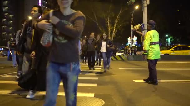 Taipeh Taiwan März 2017 Asiatischer Männlicher Polizeibeamter Reguliert Bewegung Fußgänger — Stockvideo