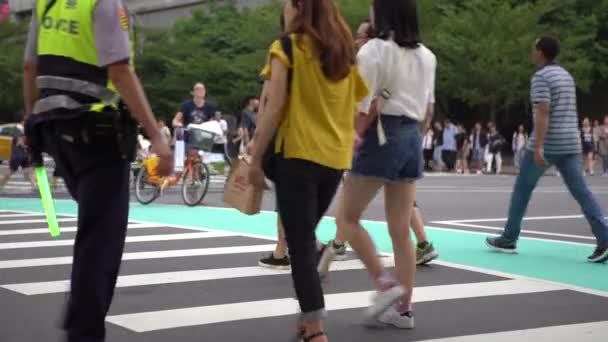 Taipei Taiwan Augusti 2017 Crowd Pedestrian Passerar Upptagen Korsning Gatan — Stockvideo