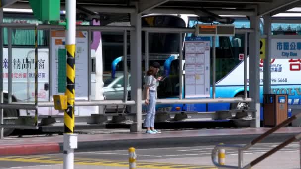 Taipei Taiwan Februari 2020 Kvinna Bär Kirurgisk Mask Och Använder — Stockvideo