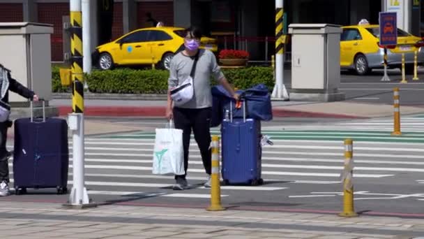 Taipei Taiwan Februarie 2020 Bărbat Purtând Mască Față Plimbându Bagaje — Videoclip de stoc