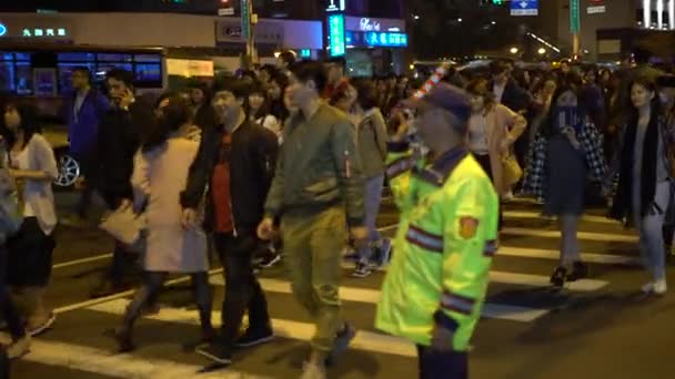 Taipeh Taiwan März 2017 Asiatischer Männlicher Polizeibeamter Reguliert Bewegung Fußgänger — Stockvideo