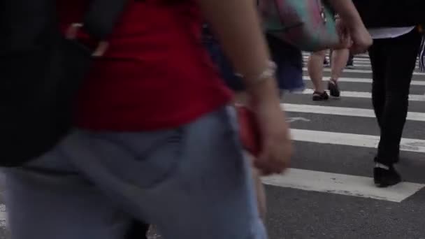 Taipei Taiwán Agosto 2017 Multitud Peatones Cruzan Concurrida Calle Intersección — Vídeos de Stock