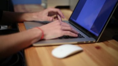 İşadamı elleri dizüstü bilgisayarda klavye kullanıyor, masada Not Defteri ile çalışıyor, bilgisayar ispanyolcası klavye