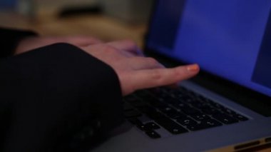 Genç kız Klavye mac, bilgisayar ispanyolca klavye Dan yazarak ellerini kapat