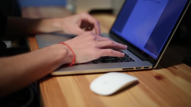 ノートパソコンのキーボードを入力するビジネスマンの手 デスクオフィスでノートブックで作業 — ストック動画