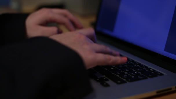 Zakenvrouw Werkt Met Pak Handen Typen Een Laptop Toetsenbord Het — Stockvideo