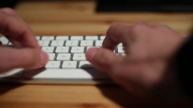İşadamı elleri klavyede daktilo kullanıyor, resepsiyonda Not Defteri ile çalışıyor.