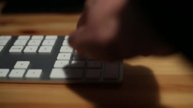 İşadamı elleri klavyede daktilo kullanıyor, resepsiyonda Not Defteri ile çalışıyor.