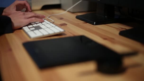 Mãos Masculinas Boss Usando Teclado Computador Tablet Gráficos Para Assinar — Vídeo de Stock