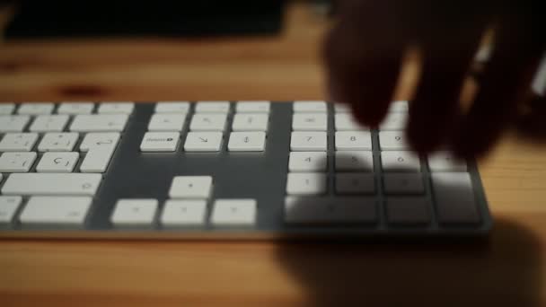 キーボードを入力するビジネスマンの手 デスクオフィスでノートブックで作業 — ストック動画