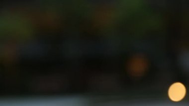 Beyaz tenli Avrupalı iş adamı ve şehir kıyafetleri içindeki Asyalı iş kadını arasındaki el sıkışma - Dan
