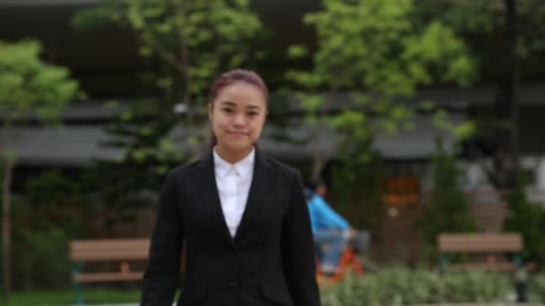 美しいアジアのビジネス女性の肖像幸せと笑顔 成功したビジネスの人々 台北から公園で多文化の若い女性の専門家 アジアモデル — ストック動画