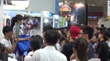 Taipei, Tayvan-01 Ağustos 2015: Taipei Uluslararası Bilgi Teknolojileri Fuarı 'nda 4K Asya Halkı Gezintiye Çıktı, insanlar Taipei Uluslararası Bilgi Teknolojisi Fuarı' nda yeni teknoloji arıyor ve alışveriş yapıyorlar.