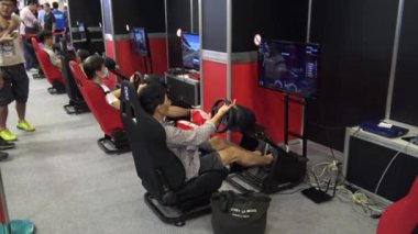 Taipei, Tayvan-01 Ağustos 2015: 4K Asya Halkı Formula 1 'de sürme simülasyonu deniyor Expo Bilgisayar, Taipei Uluslararası Bilgi Teknolojisi Fuarı' nda yeni teknolojiyle neşe