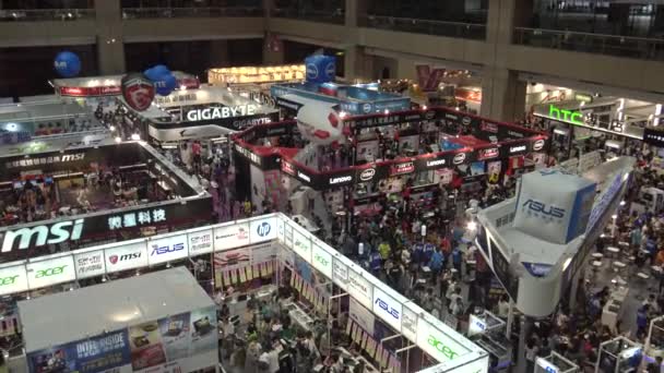 Taipei Taiwan Augusti 2015 Asian People Walking Crowd Expo Computer — Stockvideo