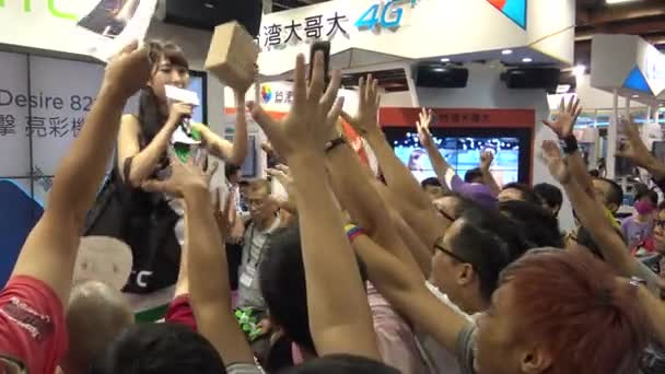2015年8月 4Kアジアの観客コンピュータ博覧会でセクシーな女性からの贈り物を得るために幸せと喜び 人々は台北国際情報技術ショーダンであなたの手を上げます — ストック動画