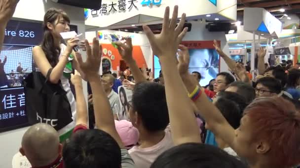 2015年8月 4Kアジアの観客コンピュータ博覧会でセクシーな女性からの贈り物を得るために幸せと喜び 人々は台北国際情報技術ショーダンであなたの手を上げます — ストック動画