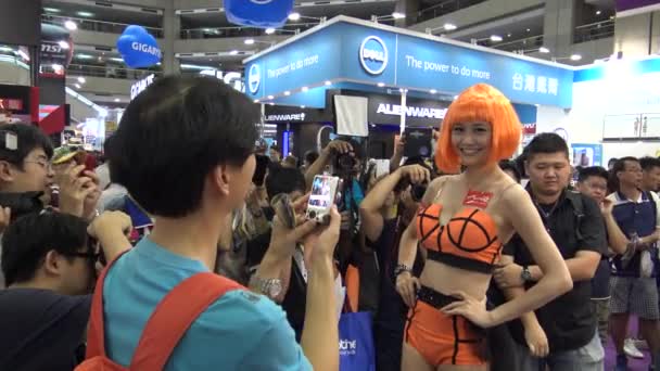 2015年8月 Kプロの写真アジアのセクシーな若い女性がExpo Computerで笑顔 人々は台北国際情報技術ショーダンで新技術を買い物 — ストック動画