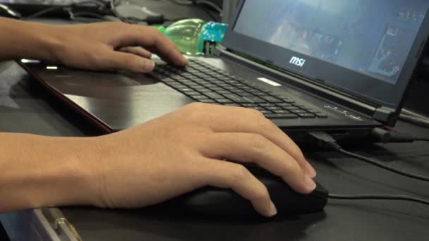 Asian Boys Play Videojuego Durante Juego Desarrolladores Expo Computadora Felicidad — Vídeos de Stock