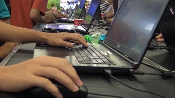Asian Boys Spela Spel Spelutvecklare Expo Computer Lycka Och Glädje — Stockvideo
