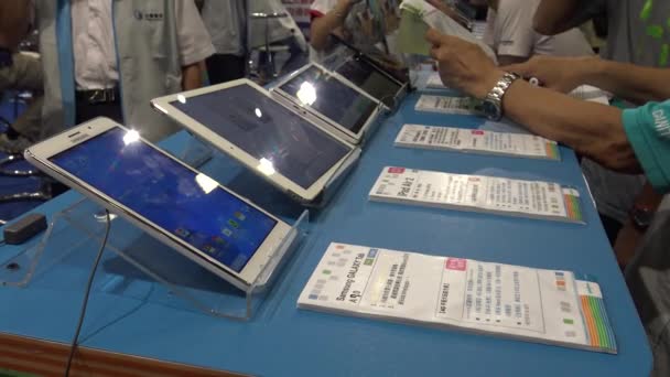 台湾台北8月1日电 2015年8月1日 4K现代亚洲人购买智能手机和平板电脑 在电话亭购买新手机 在台北国际信息技术展台购买新技术 — 图库视频影像