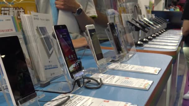 Modern Asian People Shoppingスマートフォンやタブレット 電話ショップで新しい電話サービスを購入 台北市の新技術 国際情報技術ショーダン — ストック動画