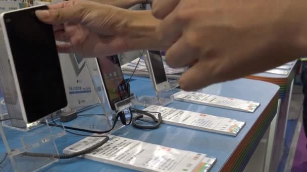 Mujer Asiática Moderna Compras Smartphone Tableta Compra Una Nueva Oferta — Vídeo de stock