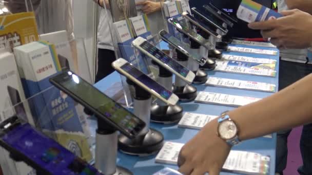 Σύγχρονη Ασιατική Γυναίκα Ψώνια Smartphone Και Tablet Αγοράζοντας Νέα Τηλεφωνική — Αρχείο Βίντεο