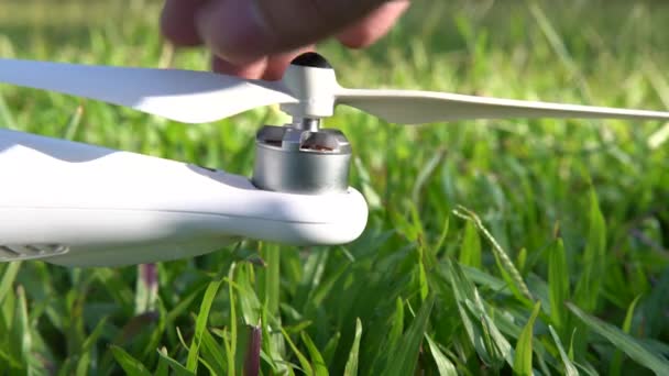 4Kは夏の美しい太陽の日と公園で離陸のためのドローンヘリコプターを準備します 草の背景を持つモダンなRcドローン カメラ付きクワッドロコプター — ストック動画