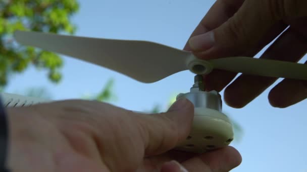 Felkészülés Drón Helikopter Felszállásra Egy Parkban Egy Gyönyörű Nap Nyár — Stock videók