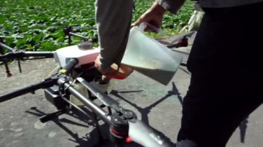4K, çiftçi lahana tarlalarındaki tarım dronlarında bitki öldürücü kullanıyor. Uçmak için bir dron hazırlayın ve tarlalara gübre sıkın. Tarım-Dan 'de üretkenliği artırmak için yüksek teknoloji yenilikleri
