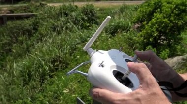 Keelung, Tayvan-09 Ağustos 2018: 4K, uzaktan kumanda erkeklerin elinde. İHA 'yı oynayan profesyonel bir adam. Yetişkin bir insan bir kuadrokopteri çalıştırıyor ve uçuruyor. Helikopter Dan 'i kontrol eden erkek pilot.