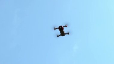 Keelung, Tayvan-09 Ağustos 2018: Mavi gökyüzünde uçan yavaş çekim dronu. Dijital kameralı insansız helikopter uçuşu. Quadrocopter profesyonel fotoğraflar ve video Dan çekiyor.