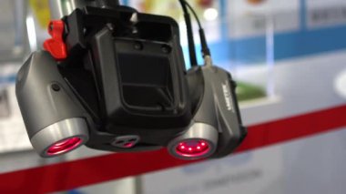 , Tayvan-26 Nisan, 2019: İnsan el taraması motorsiklet 3D tarama cihazı kullanarak yüksek hassasiyetli parçayı ters mühendislik için tarıyor. Taşınabilir 3D tarama ve tarama sistemi - Dan