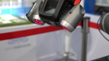 , Tayvan-26 Nisan, 2019: Yavaş Hareket Ölçüm Makinesi 3D Yüksek hassasiyetli parçayı ters mühendislik için tara. Taşınabilir 3D tarama ve sonda sistemi. Lazerli yüksek teknoloji gereçleri robot kolu.