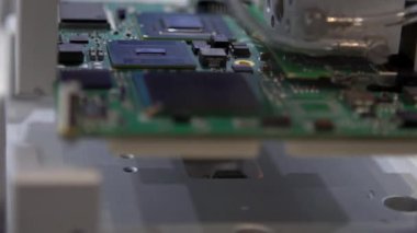 , -26 Nisan 2019: Fabrika makinelerinin Yavaş Hareketi. CNC makinesinde PCB işleniyor. Fabrikada elektronik bileşenlerin üretimi. Devre kartı otomatik robotik kol Dan ile monte ediliyor