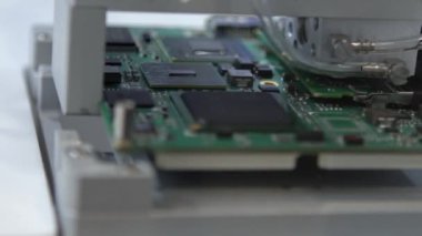 , -26 Nisan 2019: Fabrika makinelerinin Yavaş Hareketi. CNC makinesinde PCB işleniyor. Fabrikada elektronik bileşenlerin üretimi. Devre kartı otomatik robotik kol Dan ile monte ediliyor